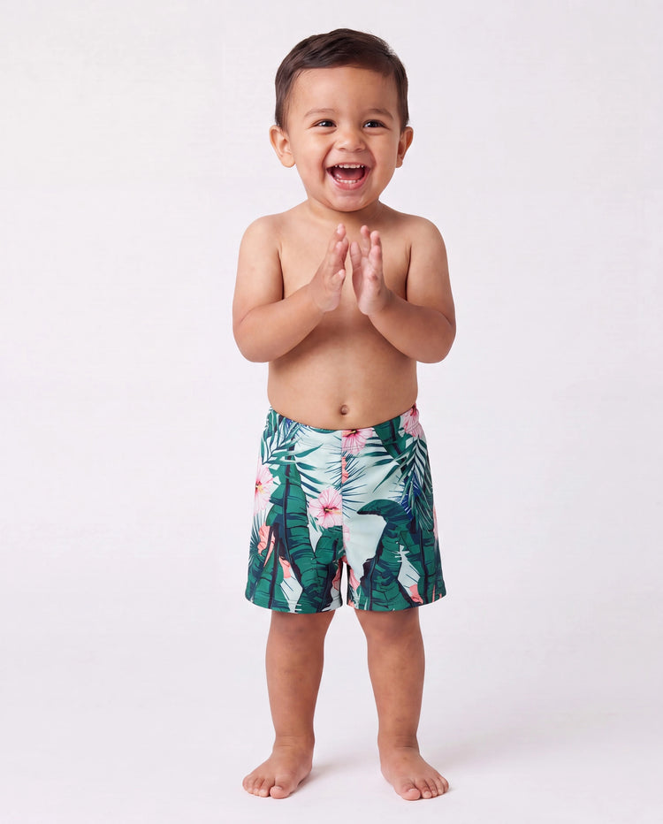 Bañador de una pieza o bañador corto para niño pequeño con estampado de plantas y volantes en verde
