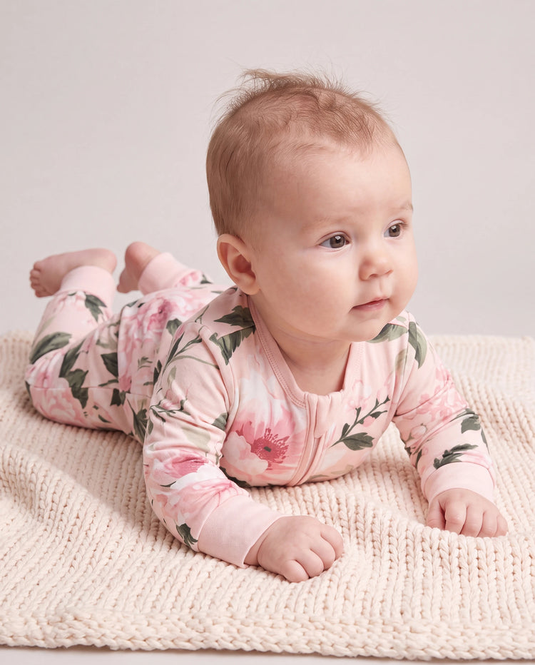 Pijama sin pies ajustado con cremallera y mezcla floral neutral de bambú para bebé Rosa claro