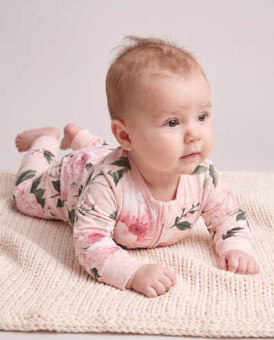 Pyjama sans pieds ajusté à fermeture éclair en mélange floral neutre en bambou pour bébé, rose clair