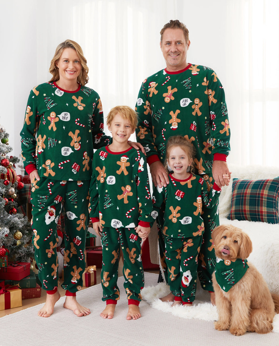 Pijama navideño familiar a juego de polar con hombrecito de jengibre, manga larga y calcetines navideños, color verde oscuro