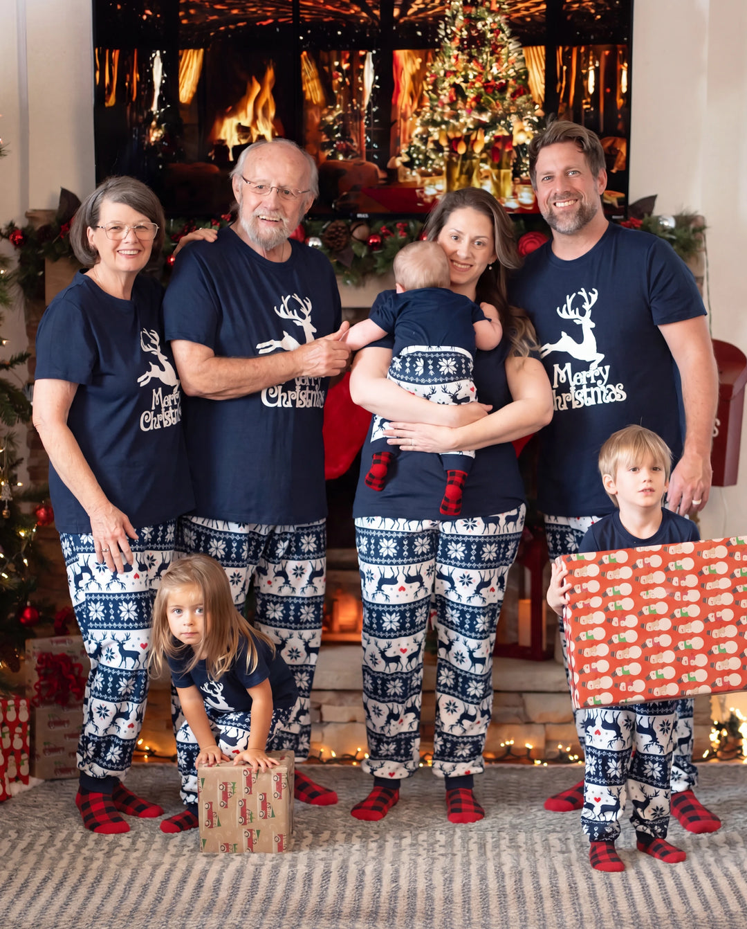 Pijamas familiares a juego con estampado navideño de renos que brillan en la oscuridad y calcetines navideños en azul oscuro