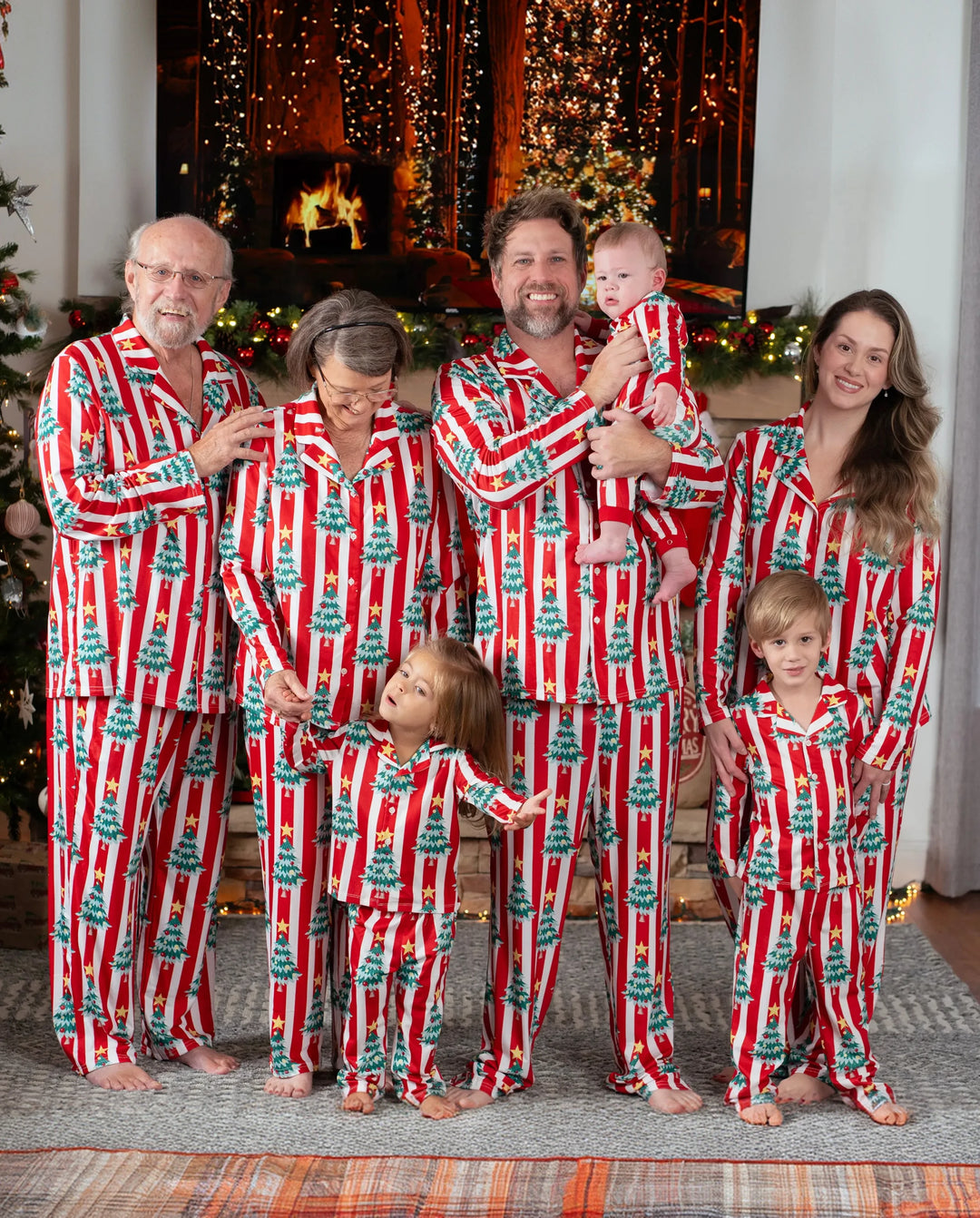 Pijama familiar navideño a juego con estampado de árboles y rayas de manga larga con calcetines navideños rojos