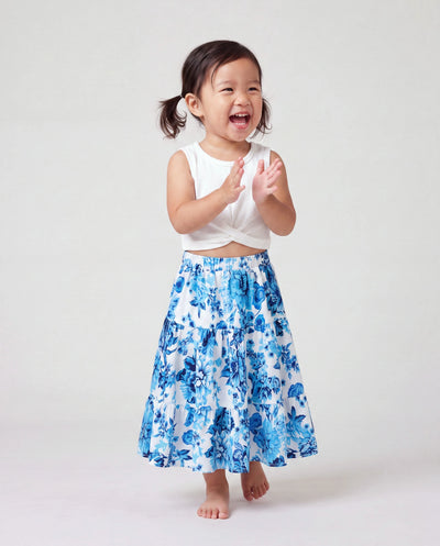 Kleinkinder/Mädchen Outfits Weißes Camisole-Top und blauer Rock mit Blumenmuster Koordinationsset Blau