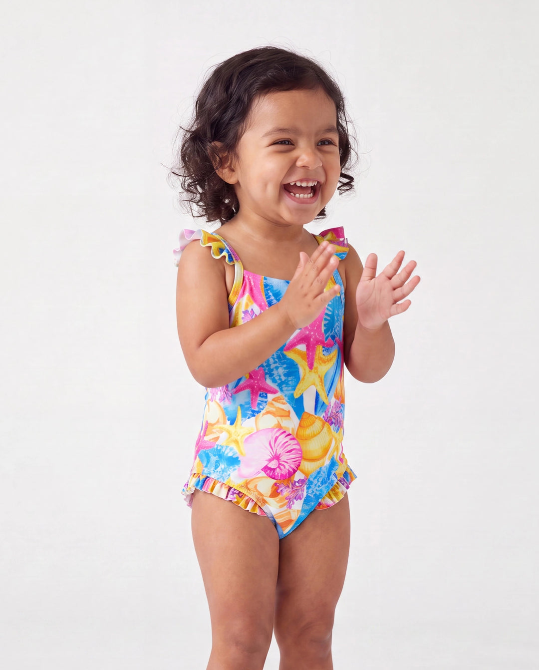 Conjunto de bañador de una pieza fruncido y pantalones cortos con estampado de conchas y estrellas de mar para niña pequeña Multicolor