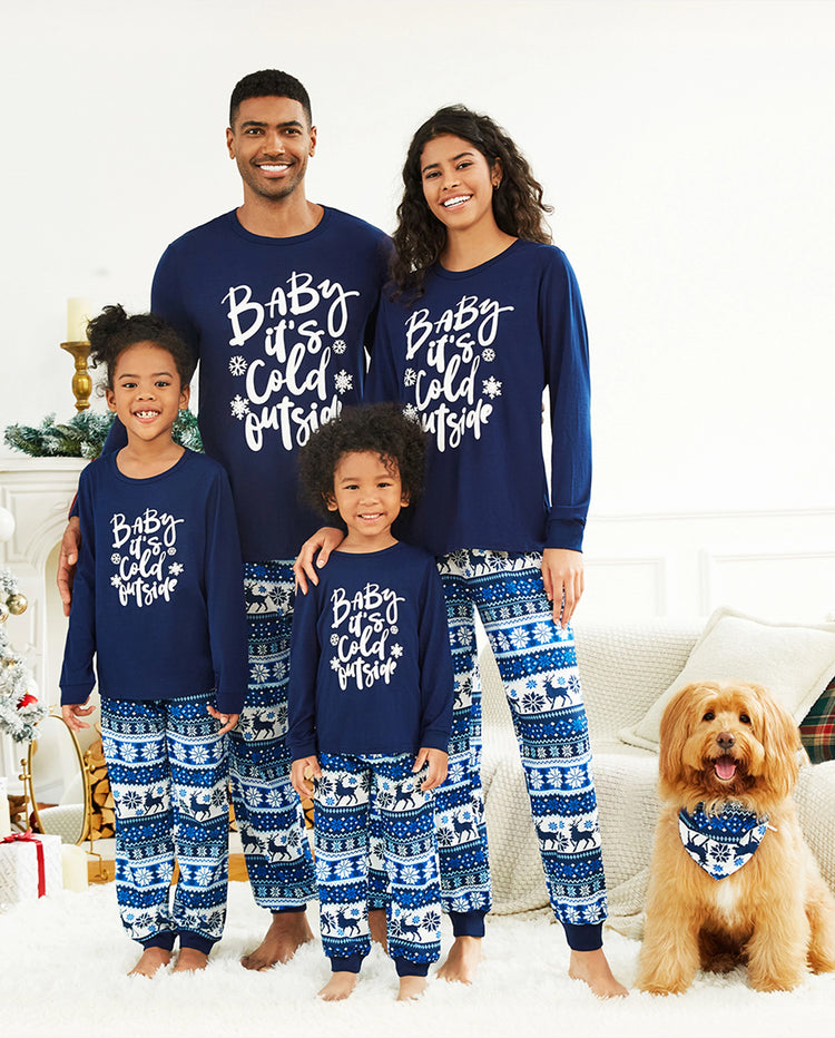 Pijama navideño con renos y letras a juego para toda la familia, en azul oscuro.