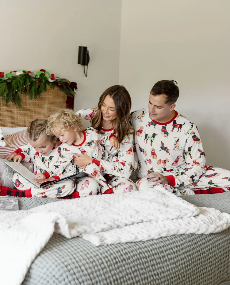 Conjunto de pijama familiar navideño a juego con estampado de varios perros y calcetines navideños color albaricoque
