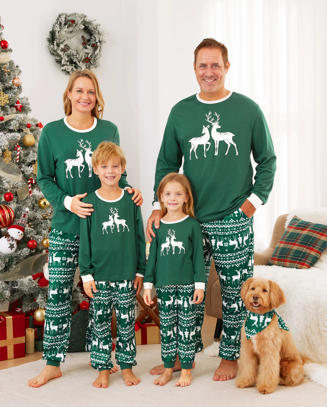 Conjunto de pijama familiar navideño con renos que brillan en la oscuridad, pantalones con estampado completo y calcetines navideños de color verde negruzco.