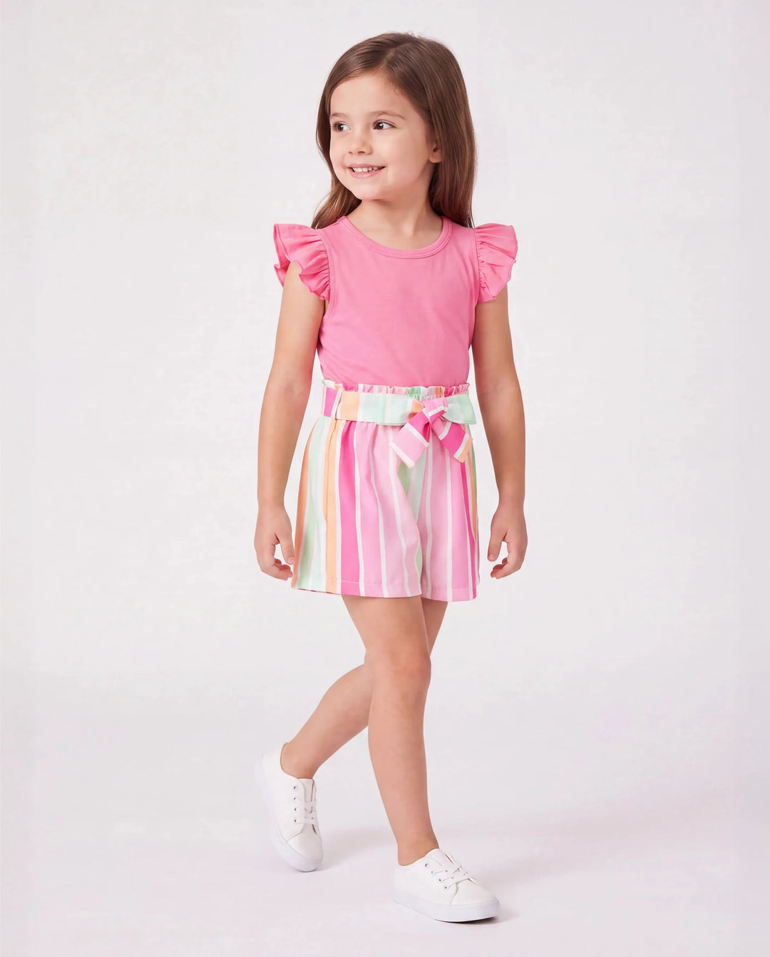 Conjunto de 2 piezas de camiseta de manga corta con volantes y pantalones cortos a rayas con cinturón para niña pequeña, color rosa intenso