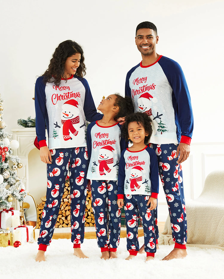 Pijamas familiares a juego con estampado de letras y muñeco de nieve navideño, mangas raglán y calcetines navideños en bloques de color.