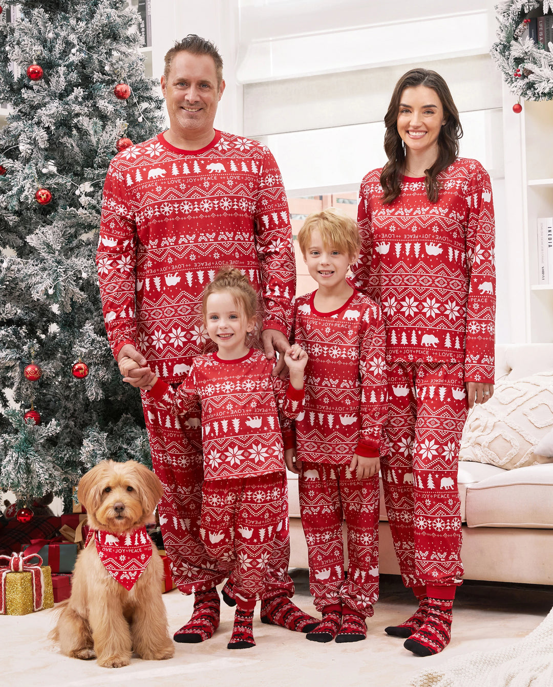 Pijamas familiares a juego con estampado navideño tradicional y calcetines navideños rojos