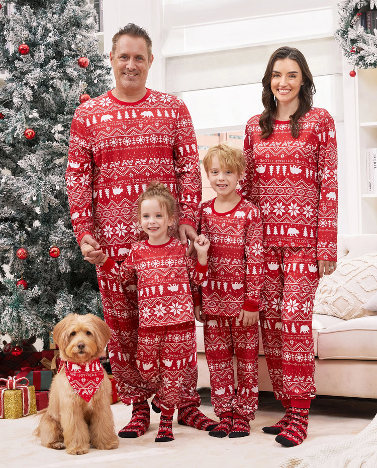 Pijamas familiares a juego con estampado navideño tradicional y calcetines navideños rojos