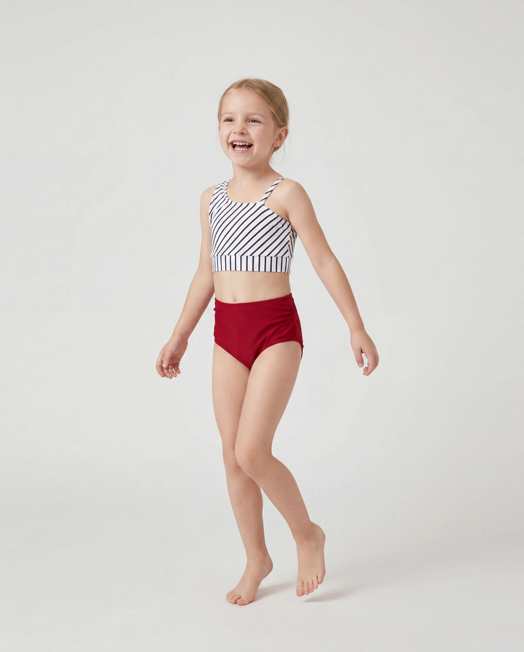 Passende Badeanzüge für die Familie Rot gestreifter One-Shoulder-Bikini oder Badehose mit Colorblock Passende Strandoutfits für Sommer, Kreuzfahrt, Urlaub rot