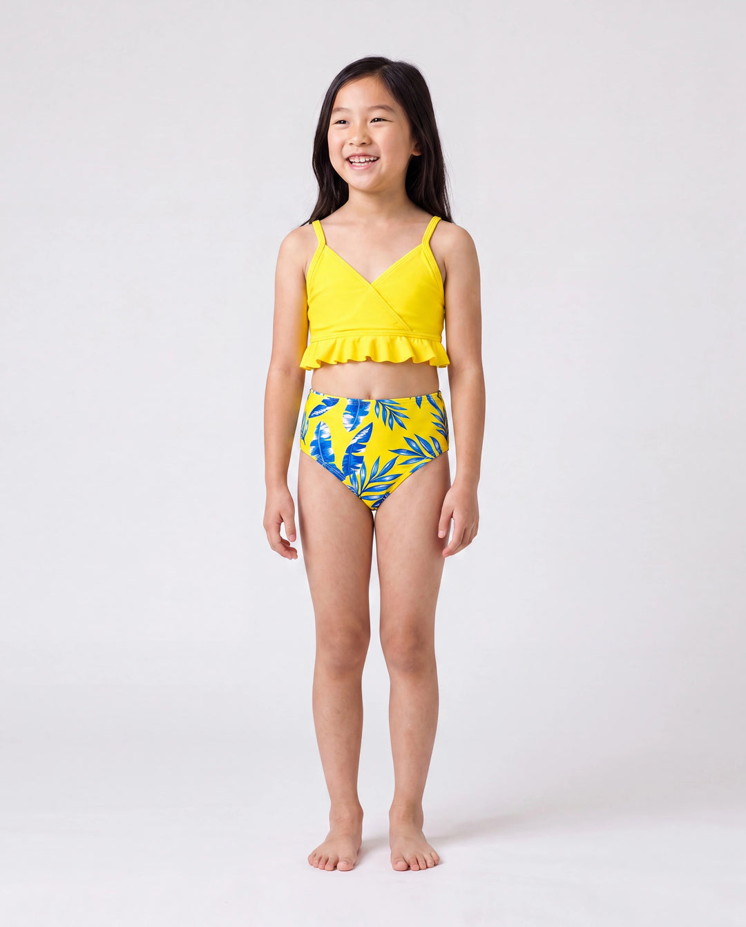 Familientaugliche Badehose mit gelbem Blattprint oder Bikini mit gerüschten Flatterärmeln und optionalem Badeüberwurf gelb