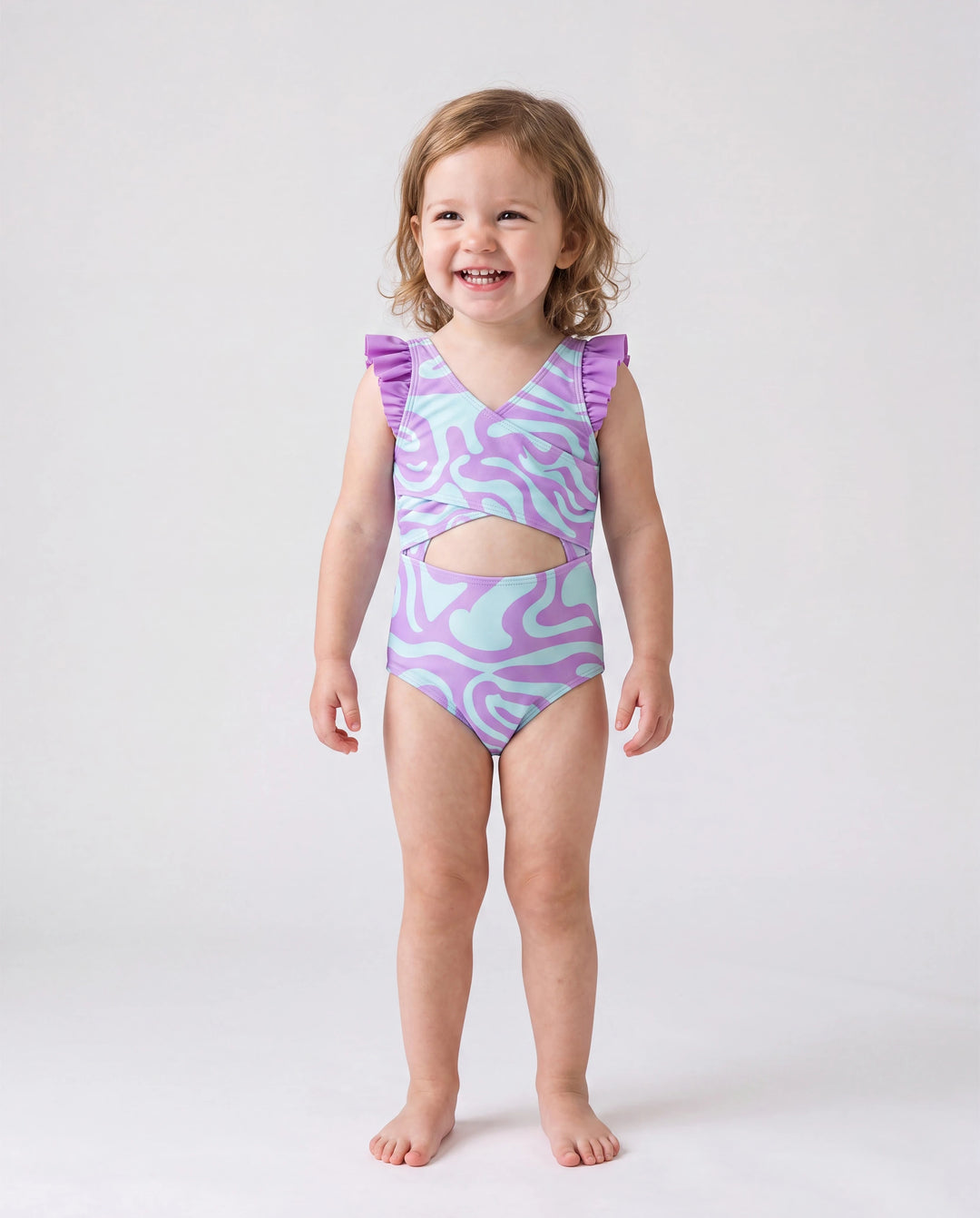 Familienpassende, trendige Badehose mit lila und blauem Wellendruck oder einteiliger Badeanzug mit Taillenausschnitt lila