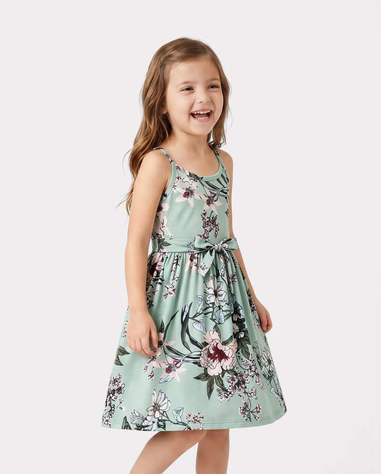 Conjuntos familiares a juego: polo de rayas verdes o vestido con cinturón y tirantes con estampado floral verde claro