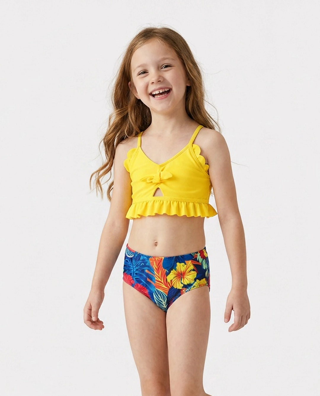 Conjunto de bañadores a juego en familia: bikini de flores con borde ondulado y tirantes y bañador, color block