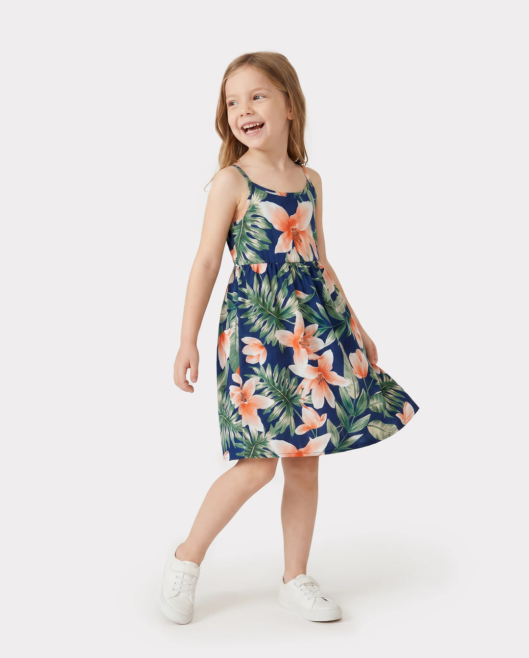 Conjuntos familiares a juego: camisetas de manga corta con paneles florales o vestidos midi con cuello en V y tirantes finos con estampado floral completo y broche oculto en azul real.