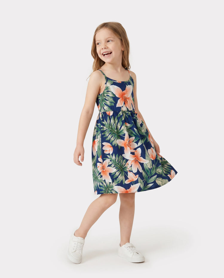 Conjuntos familiares a juego: camisetas de manga corta con paneles florales o vestidos midi con cuello en V y tirantes finos con estampado floral completo y broche oculto en azul real.