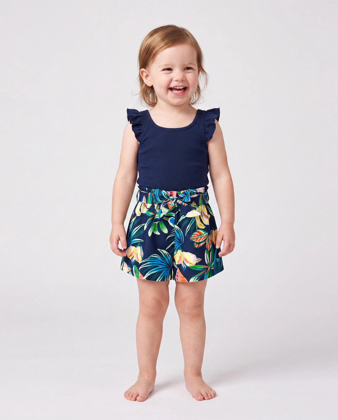 Mommy-and-Me ärmelloses Romper-Set mit tropischem Blattprint und Shorts mit Gürtel – Matching-Set in Dunkelblau.
