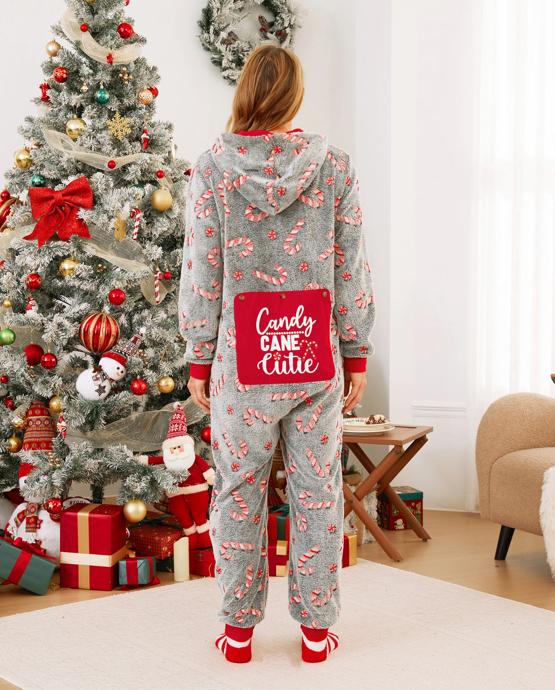 Pijamas de una pieza a juego con trajes navideños, estampado de bastón de caramelo (brillan en la oscuridad) y calcetines navideños negros.