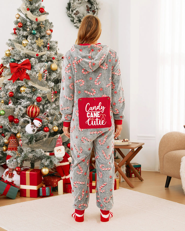 Pijamas de una pieza a juego con trajes navideños, estampado de bastón de caramelo (brillan en la oscuridad) y calcetines navideños negros.