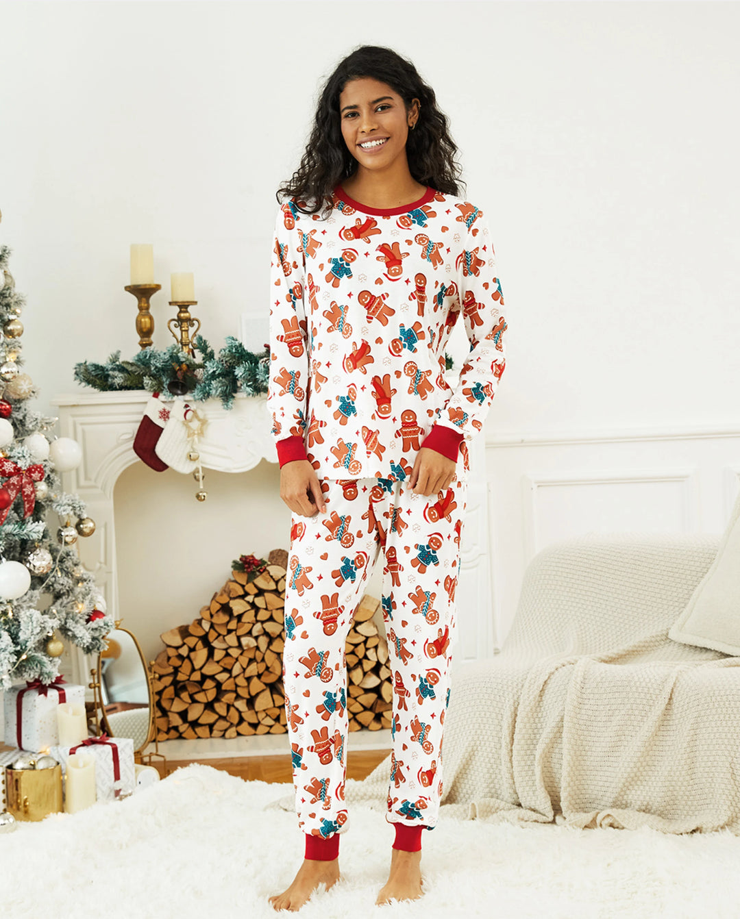 Pijama familiar navideño a juego con estampado de hombrecito de jengibre y calcetines navideños blancos
