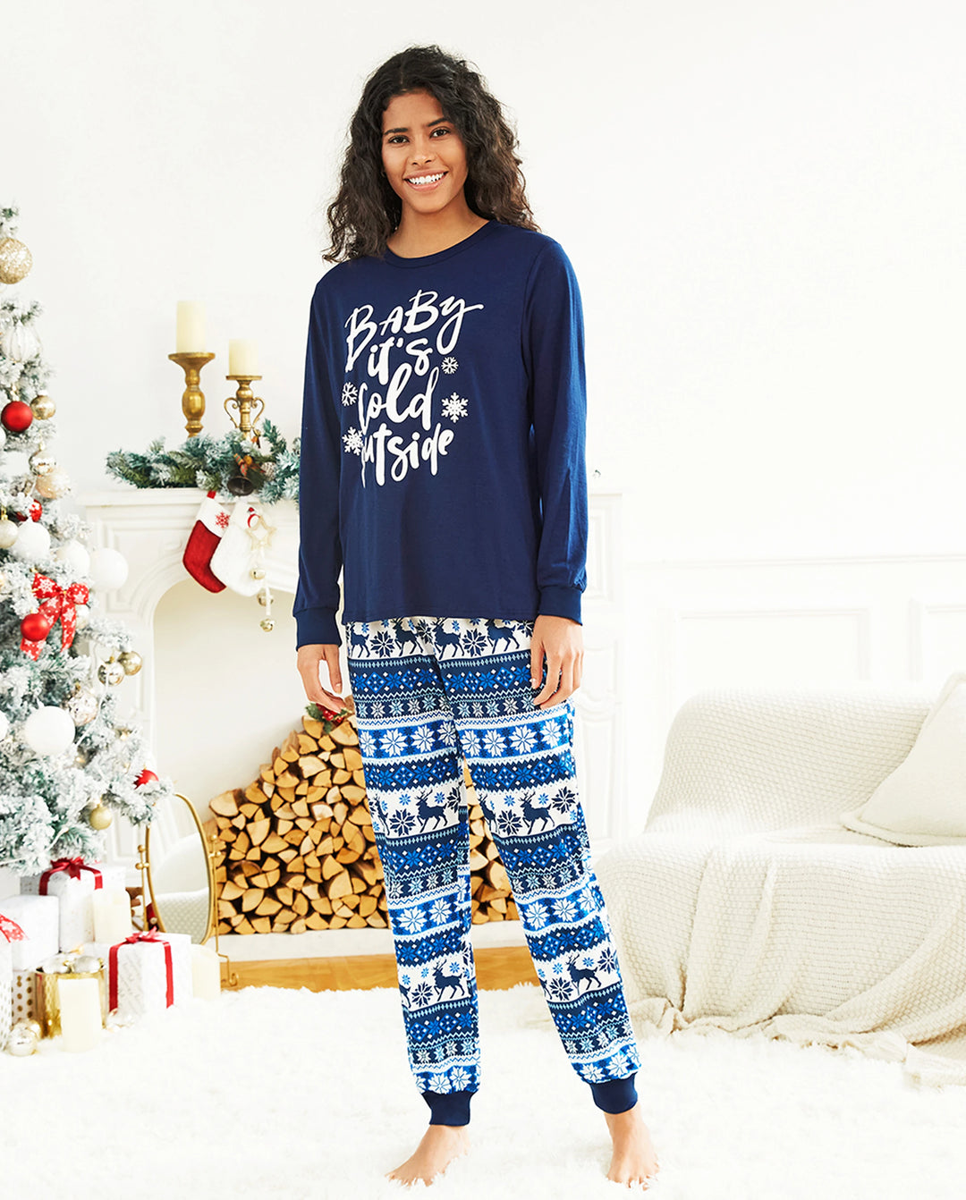 Pijama navideño con renos y letras a juego para toda la familia, en azul oscuro.