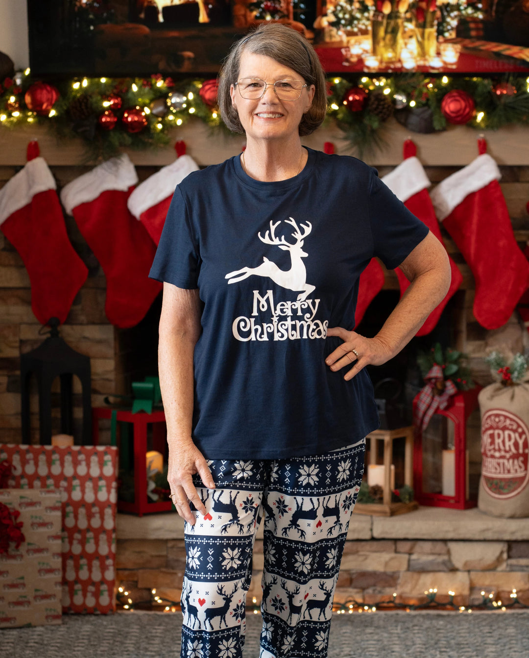 Pijamas familiares a juego con estampado navideño de renos que brillan en la oscuridad y calcetines navideños en azul oscuro