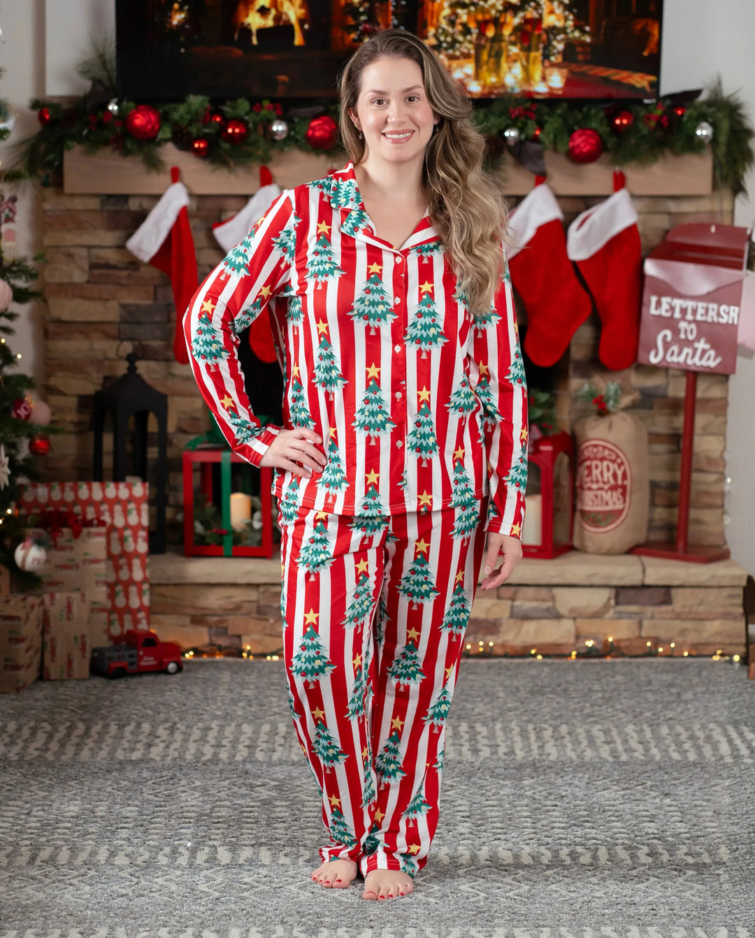 Pijama familiar navideño a juego con estampado de árboles y rayas de manga larga con calcetines navideños rojos