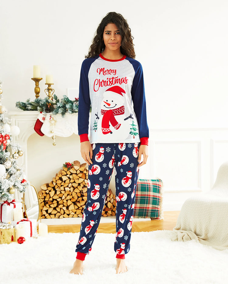 Pijamas familiares a juego con estampado de letras y muñeco de nieve navideño, mangas raglán y calcetines navideños en bloques de color.