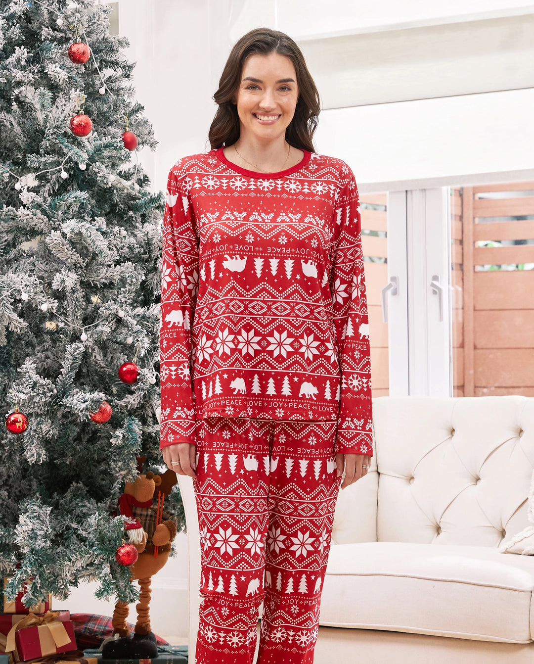 Pijamas familiares a juego con estampado navideño tradicional y calcetines navideños rojos