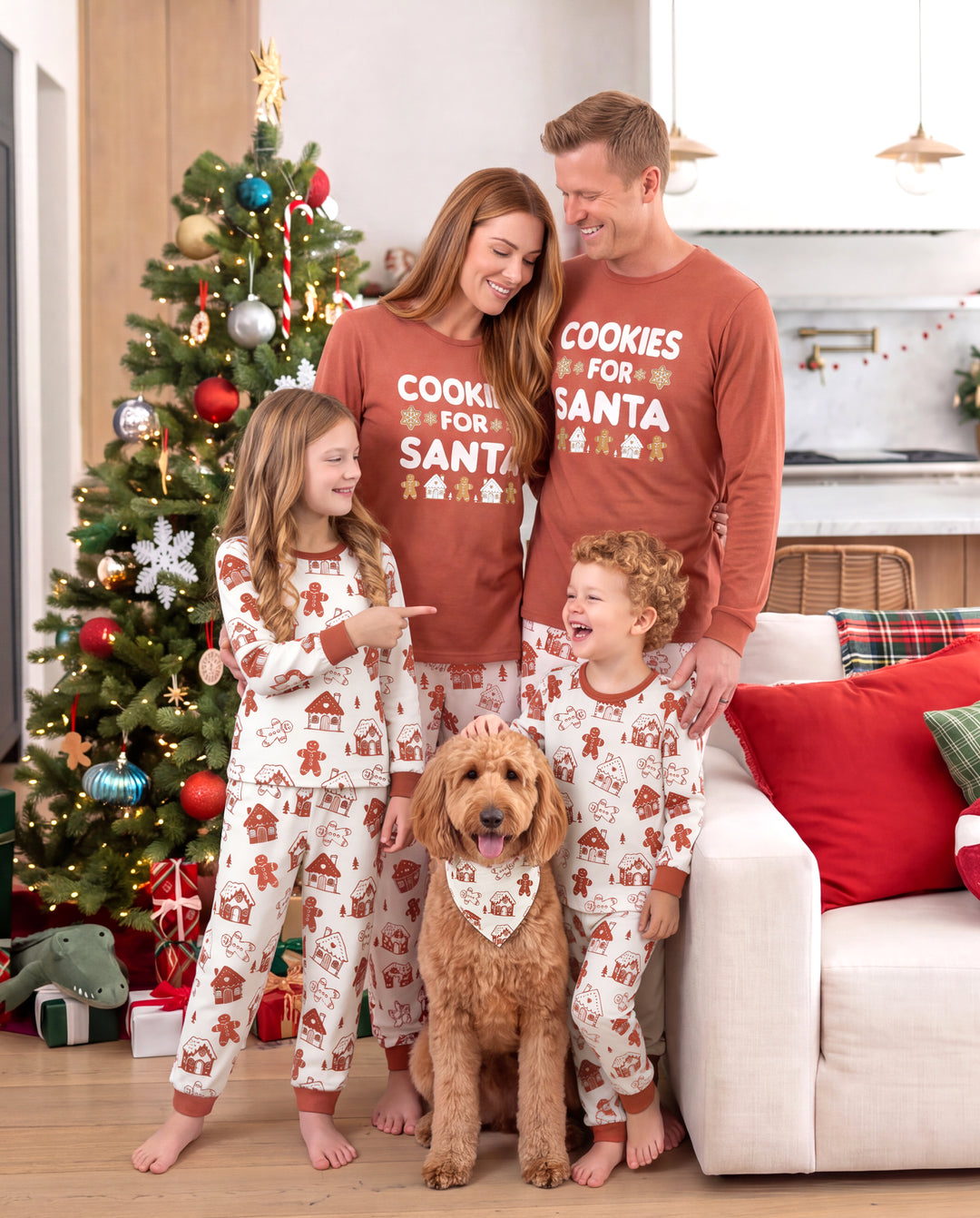 Aufeinander abgestimmte Weihnachts-Pyjamas für die ganze Familie mit Lebkuchen-Aufdruck in Rot