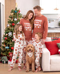 Aufeinander abgestimmte Weihnachts-Pyjamas für die ganze Familie mit Lebkuchen-Aufdruck in Rot