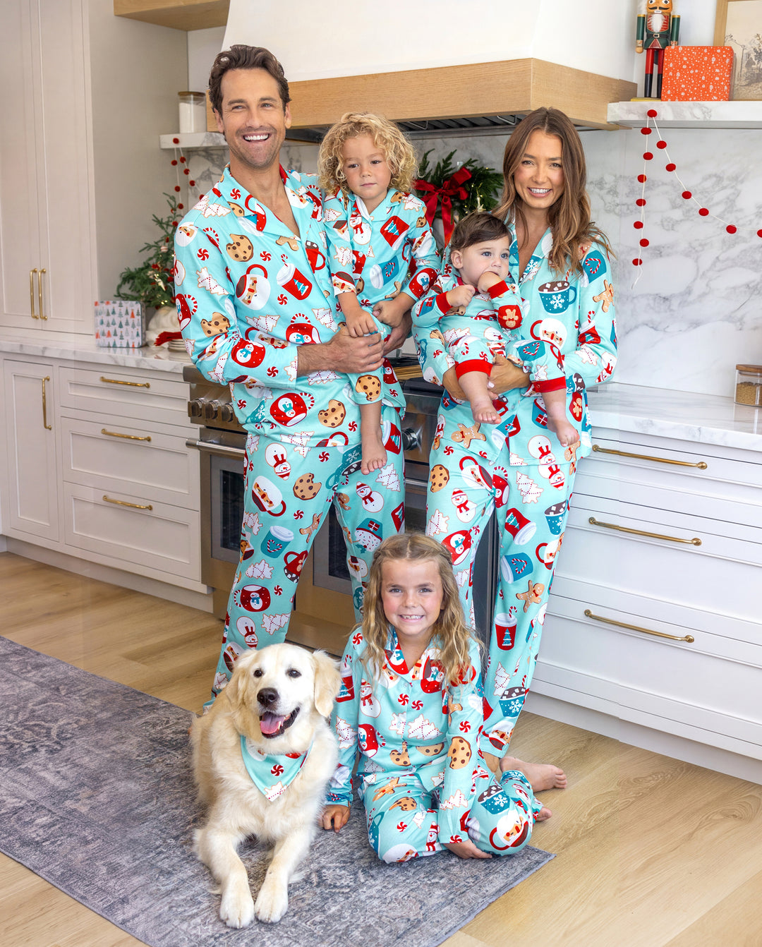 Pyjamas de Noël assortis pour la famille, imprimé bonhommes en pain d’épices et mug, bleu