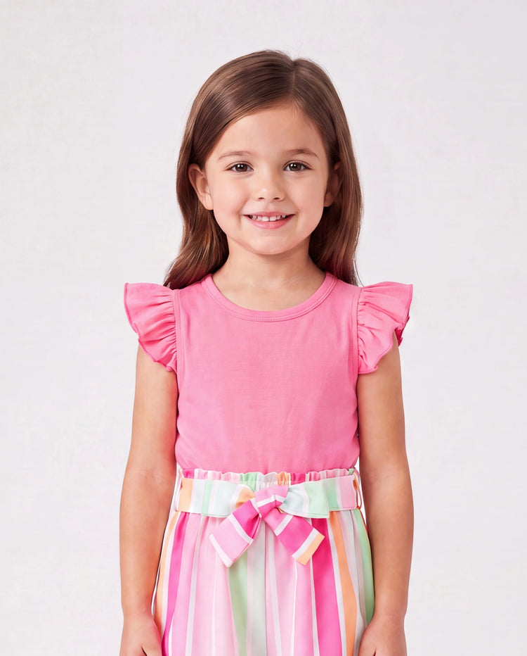 Conjunto de 2 piezas de camiseta de manga corta con volantes y pantalones cortos a rayas con cinturón para niña pequeña, color rosa intenso