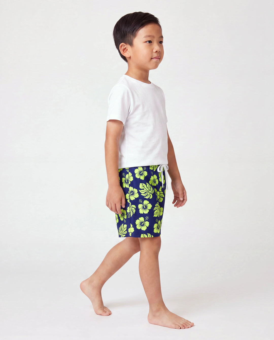 Conjunto de bañador corto para niño pequeño con estampado floral tropical en azul profundo