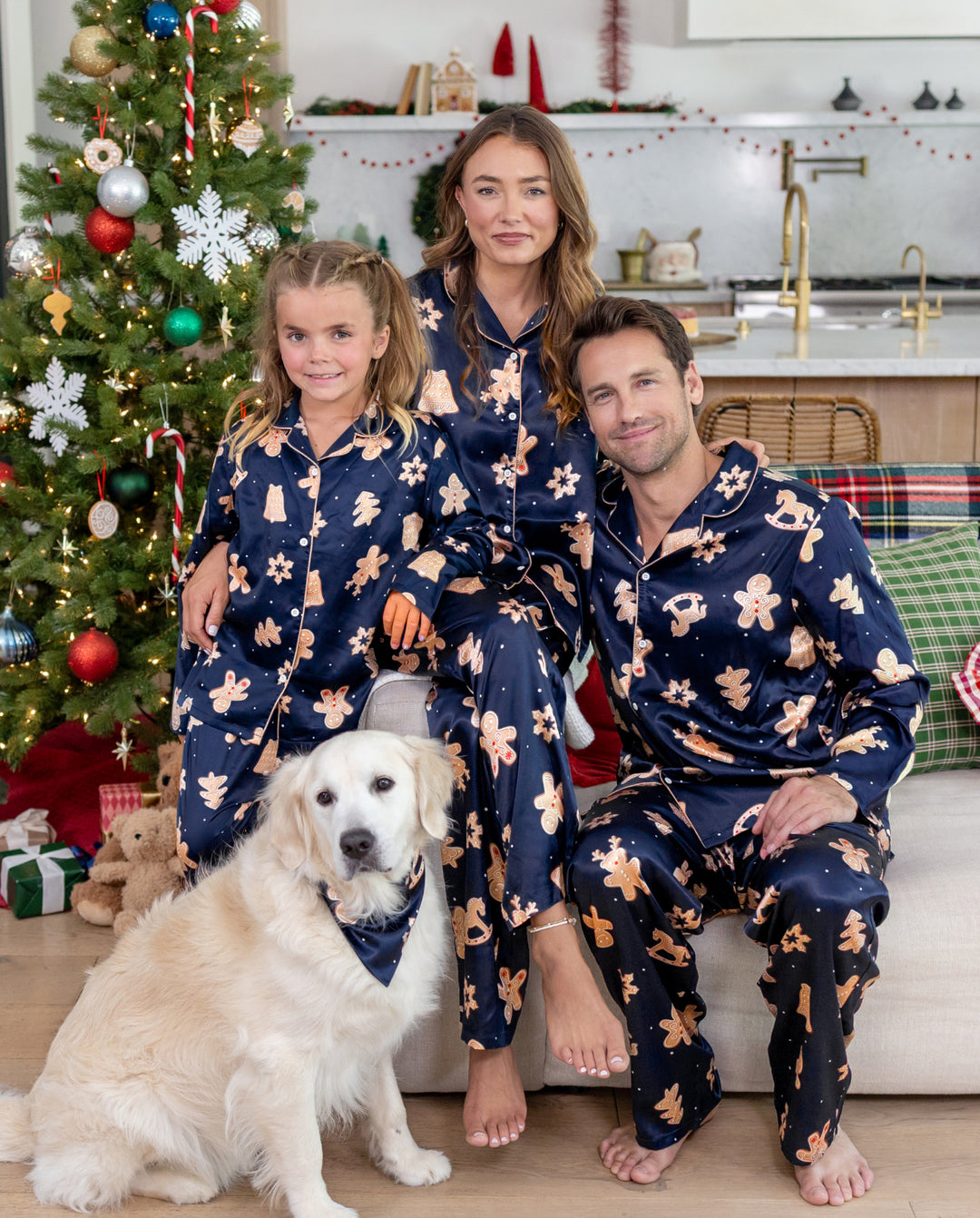 Pyjamas de Noël assortis pour toute la famille, motif bonhommes en pain d’épices, satin bleu marine