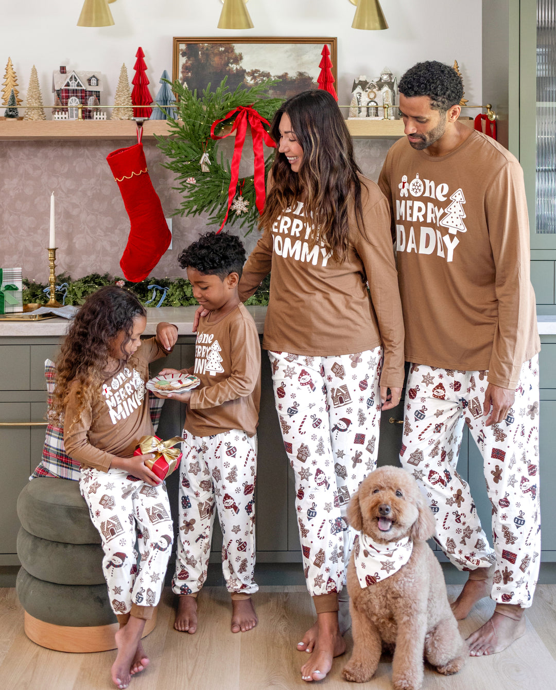 Pyjamas de Noël assortis pour la famille, imprimé bonhommes en pain d’épices et sapins de Noël