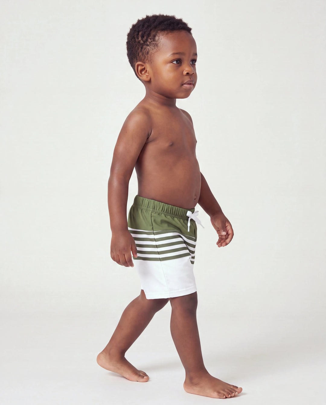 Bañador corto para niño pequeño con bloques de color y rayas en verde militar