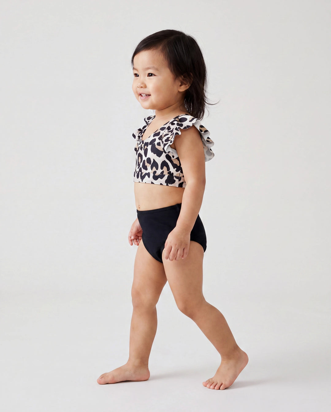 Bikini de dos piezas con falda para niña pequeña con estampado de leopardo, cuello con volantes y cordón negro