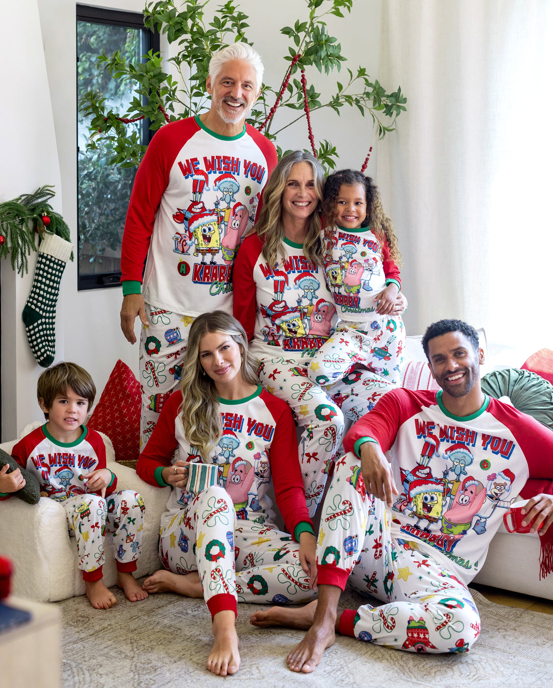Conjuntos de pijamas navideños a juego con bloques de colores y calcetines navideños de Bob Esponja.