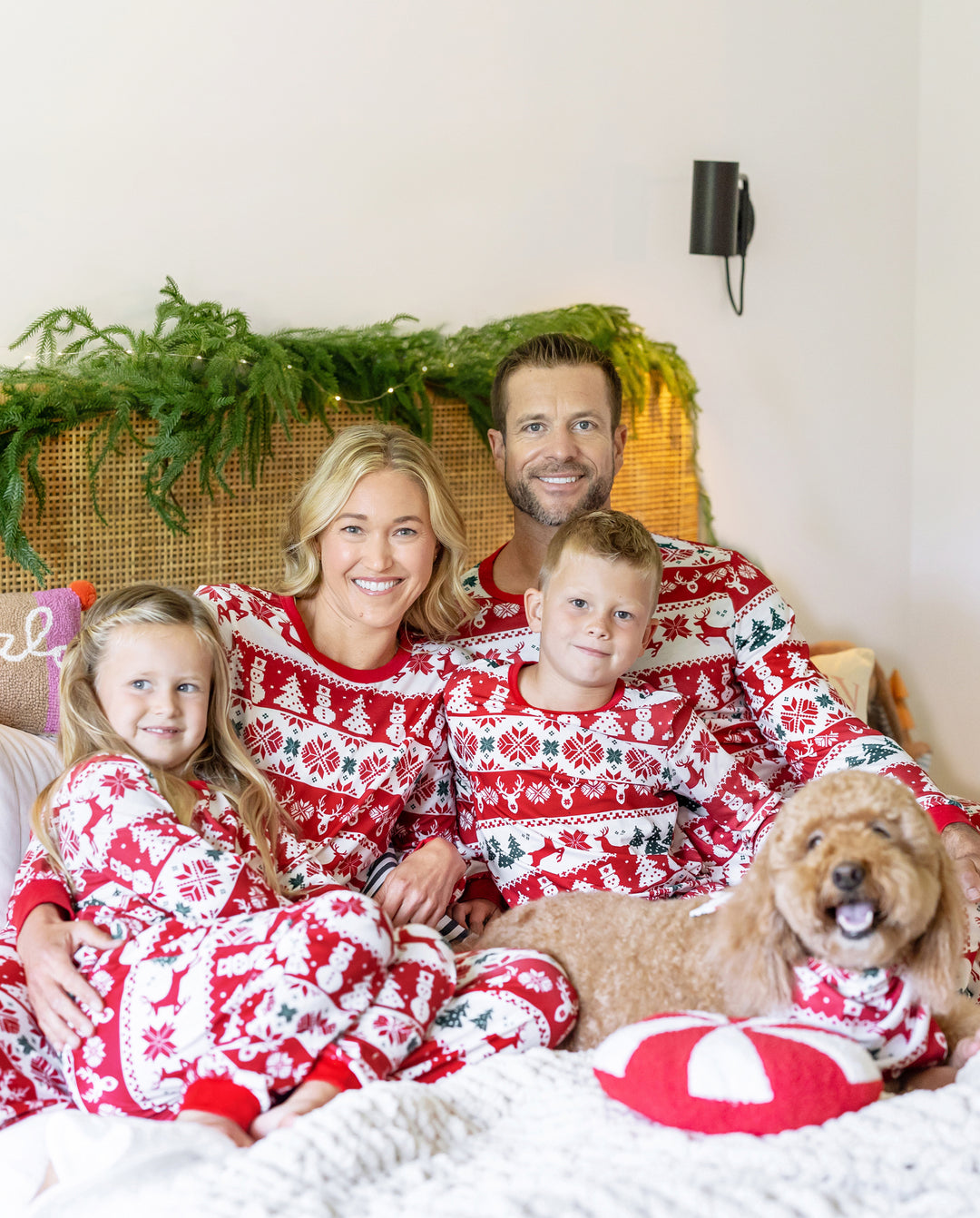 Pijamas navideños familiares a juego con estampado Fair Isle, rojo y blanco