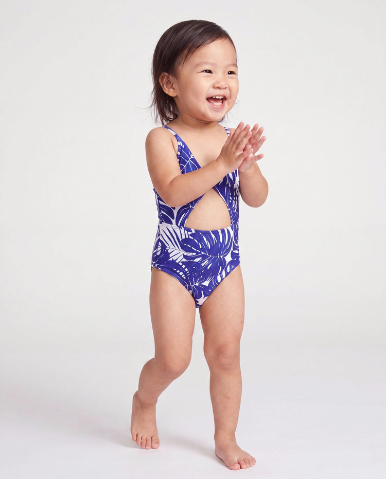 Bañador de una pieza para niña pequeña con estampado de hojas tropicales, tirantes cruzados y recorte Azul