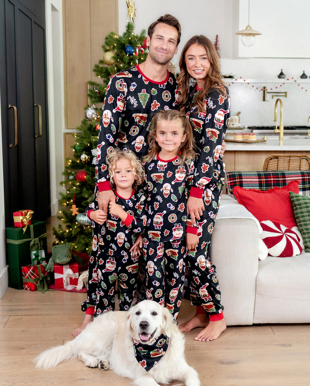 Pijamas navideños a juego para toda la familia con estampado de árboles de Navidad y muñecos de jengibre, negro