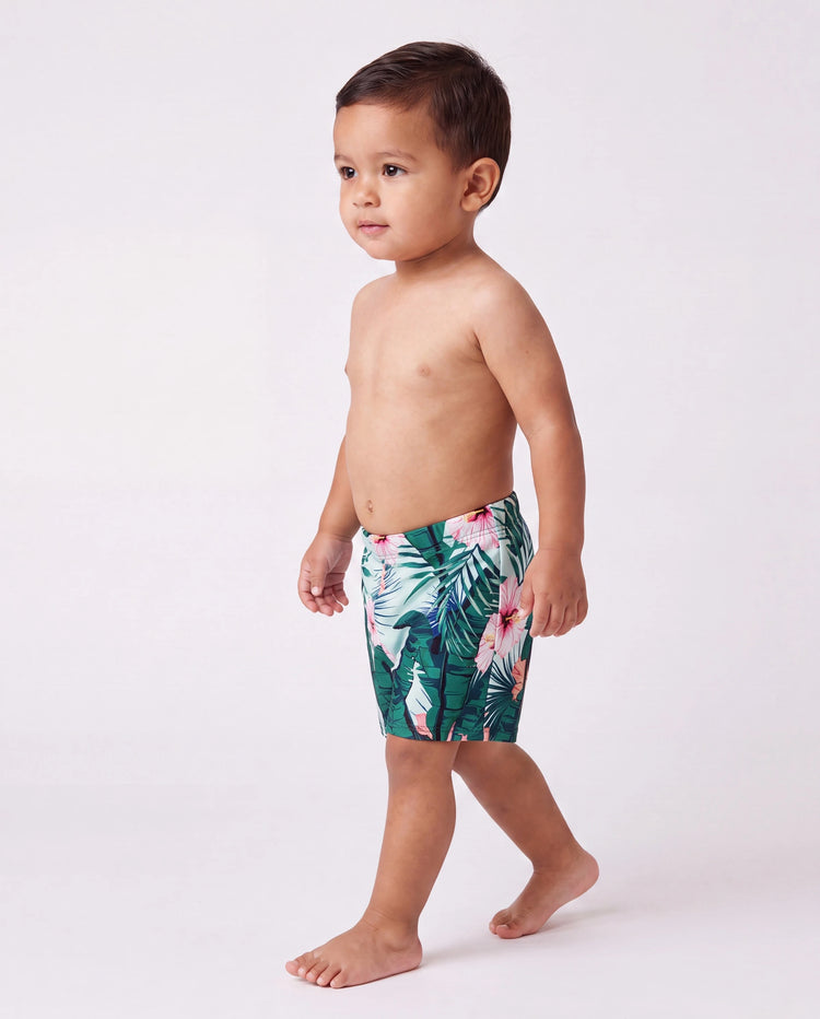 Bañador de una pieza o bañador corto para niño pequeño con estampado de plantas y volantes en verde