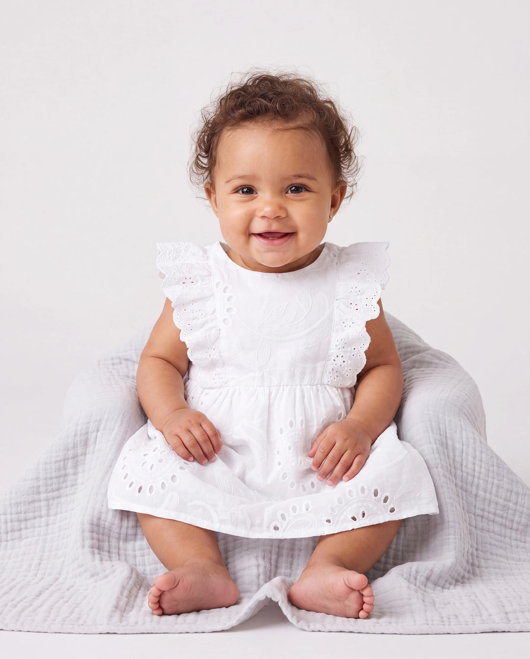Vestidos de algodón a juego para mamá y yo Vestidos fruncidos con ojales y tirantes con volantes, perfectos para salidas y fotos familiares en verano Blanco