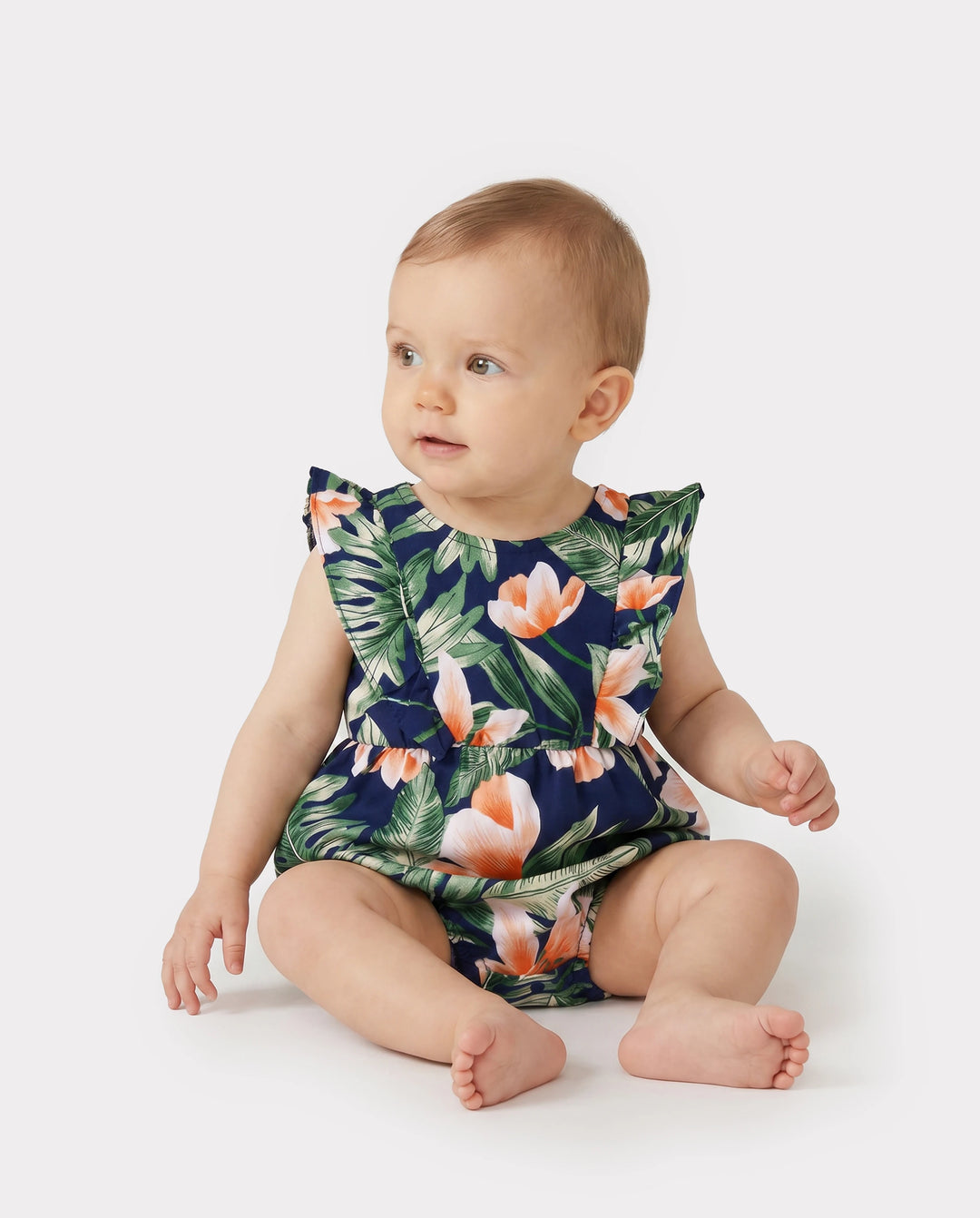 Conjuntos familiares a juego: camisetas de manga corta con paneles florales o vestidos midi con cuello en V y tirantes finos con estampado floral completo y broche oculto en azul real.