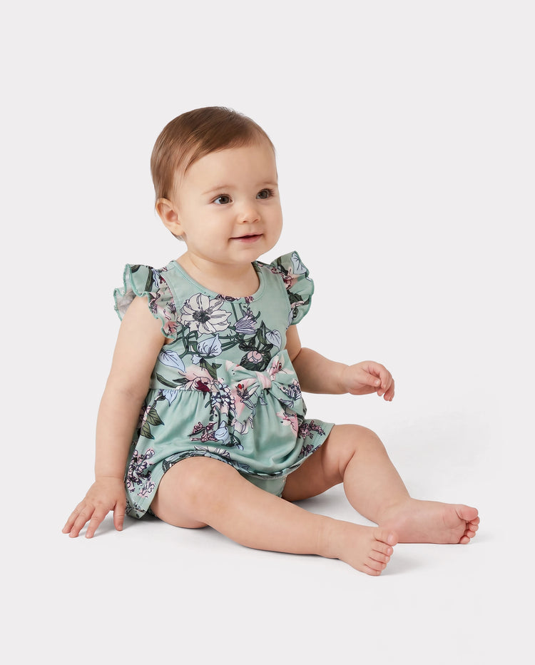 Conjuntos familiares a juego: polo de rayas verdes o vestido con cinturón y tirantes con estampado floral verde claro