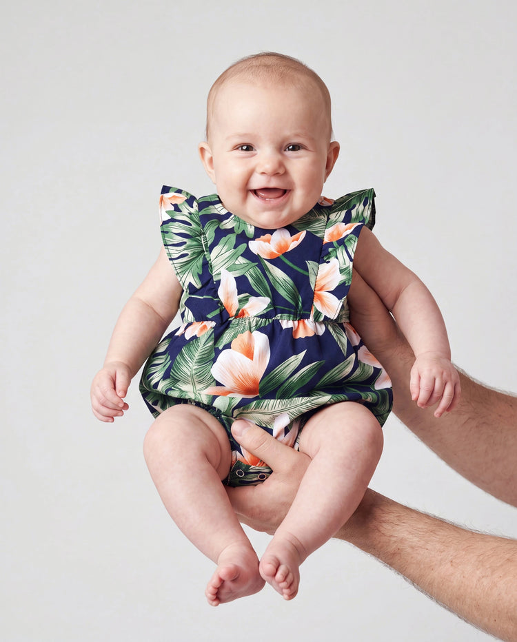 Mama und Ich Familien-Matching-Sets mit Blumenmuster-Panel Kurzarm-T-Shirts oder durchgehend geblümte V-Ausschnitt Spaghetti-Träger Midi-Kleider mit verdecktem Druckknopf royalblau