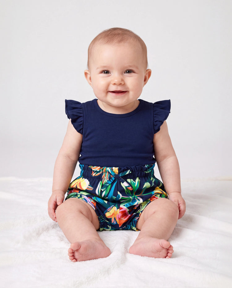 Mommy-and-Me ärmelloses Romper-Set mit tropischem Blattprint und Shorts mit Gürtel – Matching-Set in Dunkelblau.
